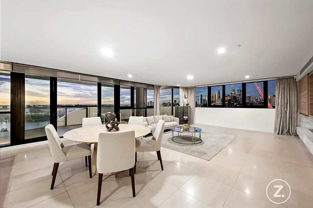 Melbourne 4房 塔顶公寓 四卧三卫 五车位专属 壮丽湖湾景 西北朝向 24小时礼宾 顶级便利 OPEN BY PRIVATE INSPECTION -

A Landmark Penthouse of Unrivalled Scale, Luxury and Views