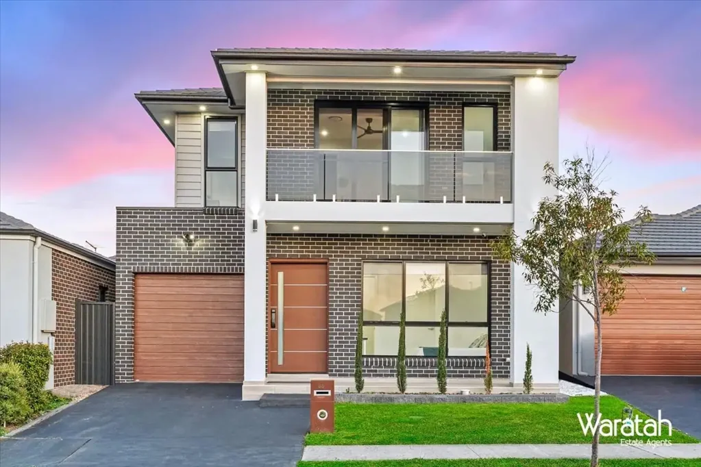 Marsden Park 5房 定制建造工艺 宏伟门厅入口 高端不锈钢电器 豪华主套房 步入式食品储藏室 易于维护景观花园 便捷学习角落 高挑天花板 内部通道车库 增强安全系统 Double Level Easycare Home!!