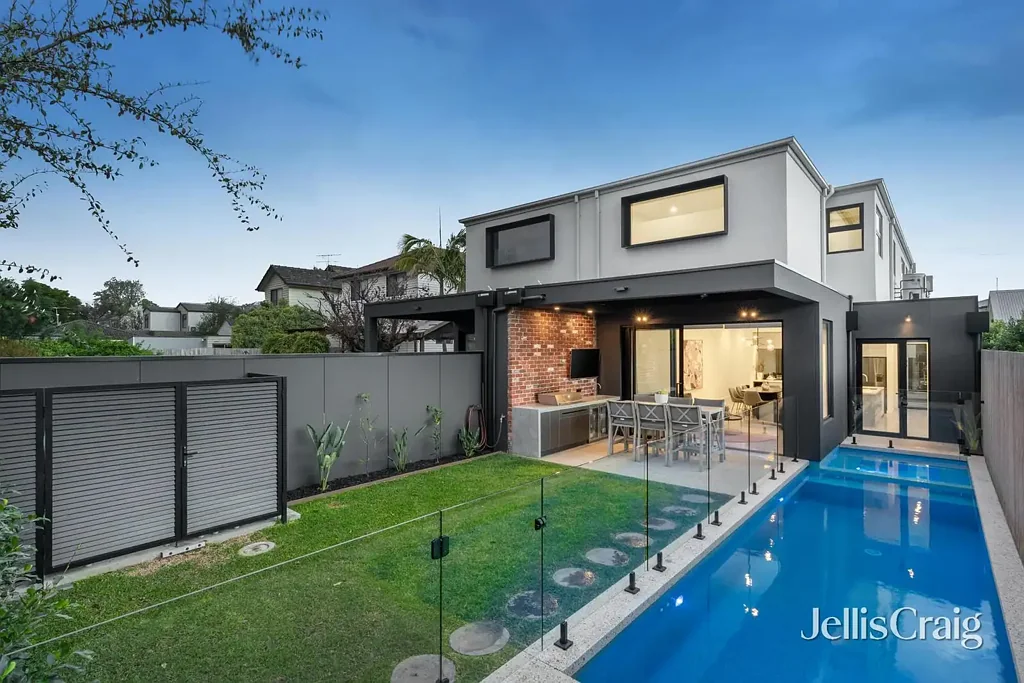 Bentleigh 4कमरा High calibre north facing poolside perfection