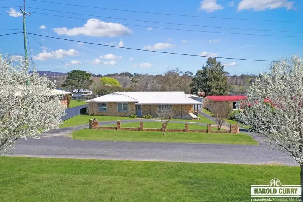 Tenterfield 3Moenga Split Level with Location.....
