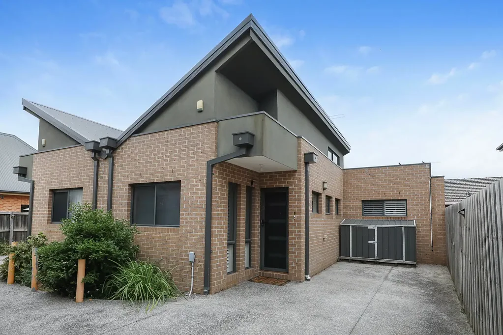 Pascoe Vale 2房 首次置业优选 空间充裕 低维护生活 高天花板采光 厨房石材吧台 不锈钢电器 私人花园露台 街道外停车位 Sophisticated Low-Maintenance Living in the Heart of Pascoe Vale