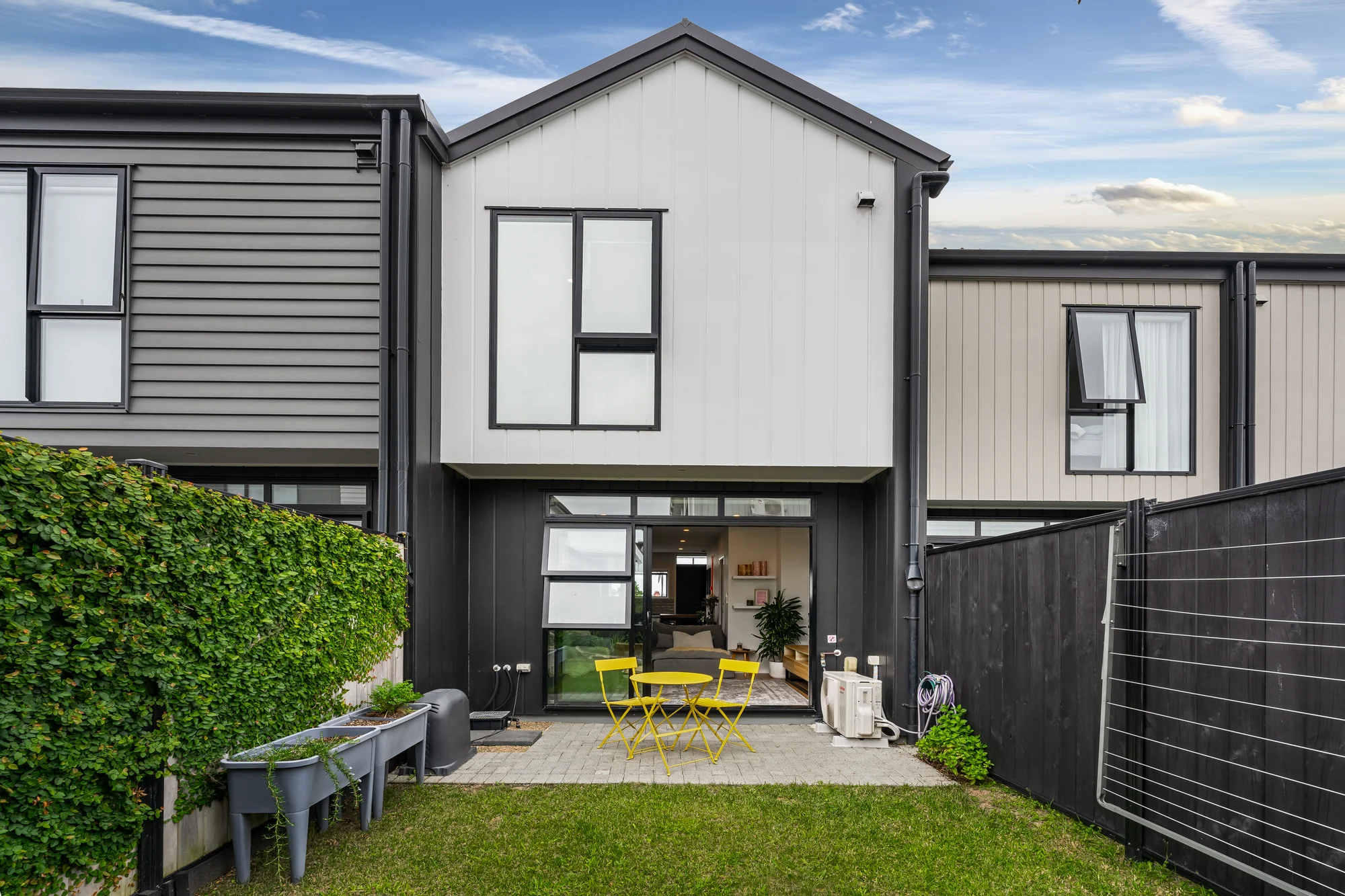 Hobsonville 2房  Entry Level Price in a $1m+ Street!