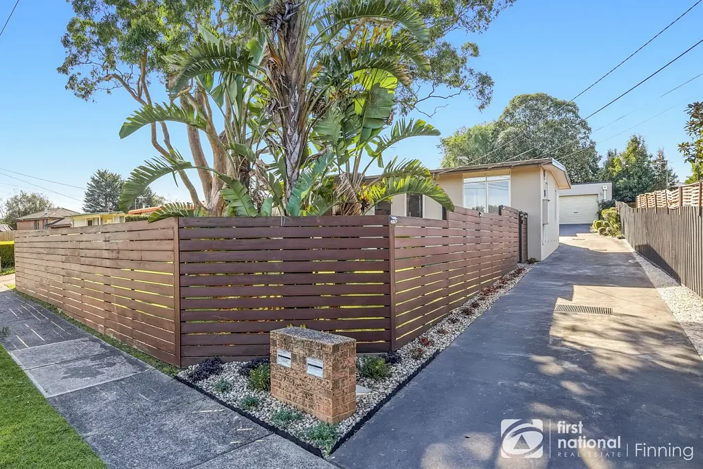 Langwarrin 3房 Langwarrin中心静街 3卧1卫家庭宅 开放式户外空间 成熟低维护花园 双车位车库 步行便利设施 THE PERFECT LITTLE PACKAGE