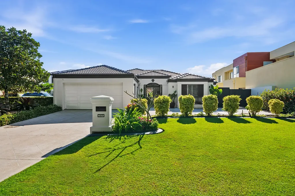 Hope Island 4房  Rare North-Facing Single-Level Waterfront Opportunity in Hope Island Resort