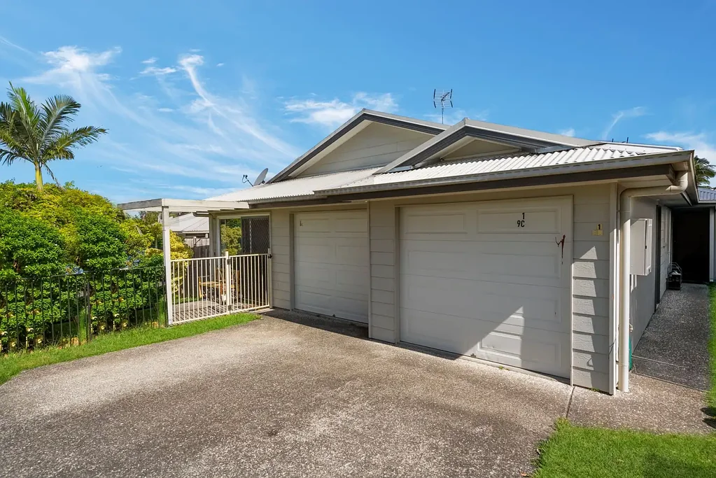 Low Maintenance & Convenient Unit in a Fantastic Location!