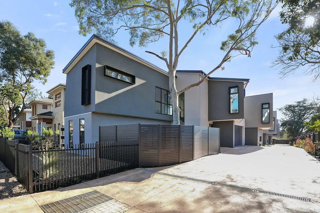 Greensborough 3房 全新联排别墅 顶级Bosch电器 宽敞露台娱乐区 双车库带通道 双层玻璃安保系统 Crisp, Contemporary And Designed For Family Living