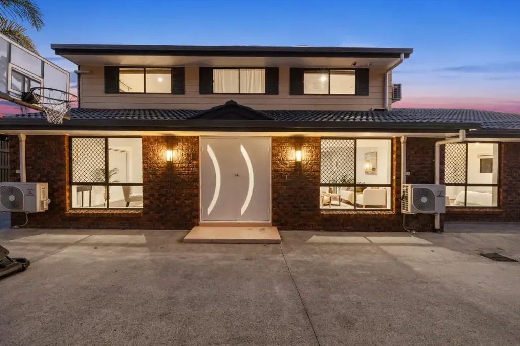 Eight Mile Plains 4Kwarto Spacious 4-Bedroom Double Brick Home with Two Master Suites - Walk to Warrigal Square