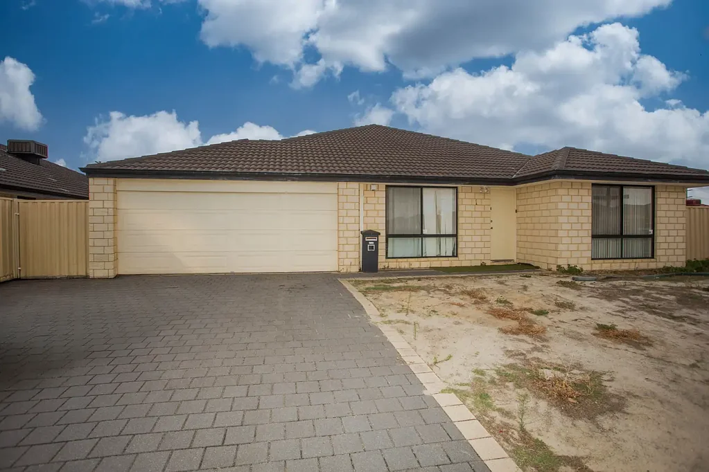 Canning Vale 4ห้องนอน Corner Position Opposite School | Flexible Investment or Family Home