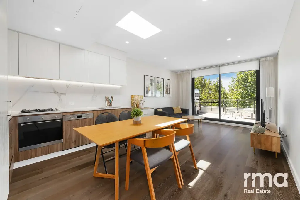 Erskineville 2房 独特错层设计 两个宽敞卧厨 SMEG电器天窗 宽敞阳台绿意 屋顶BBQ菜园 活力社区近商步巴士站 Stylish Split-Level Living in Park Sydney with Skylight & Entertainer’s Balcony