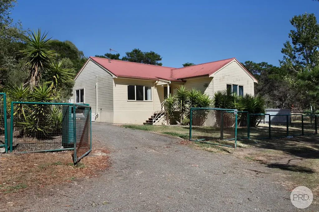 FAMILY LIVING IN CRESWICK