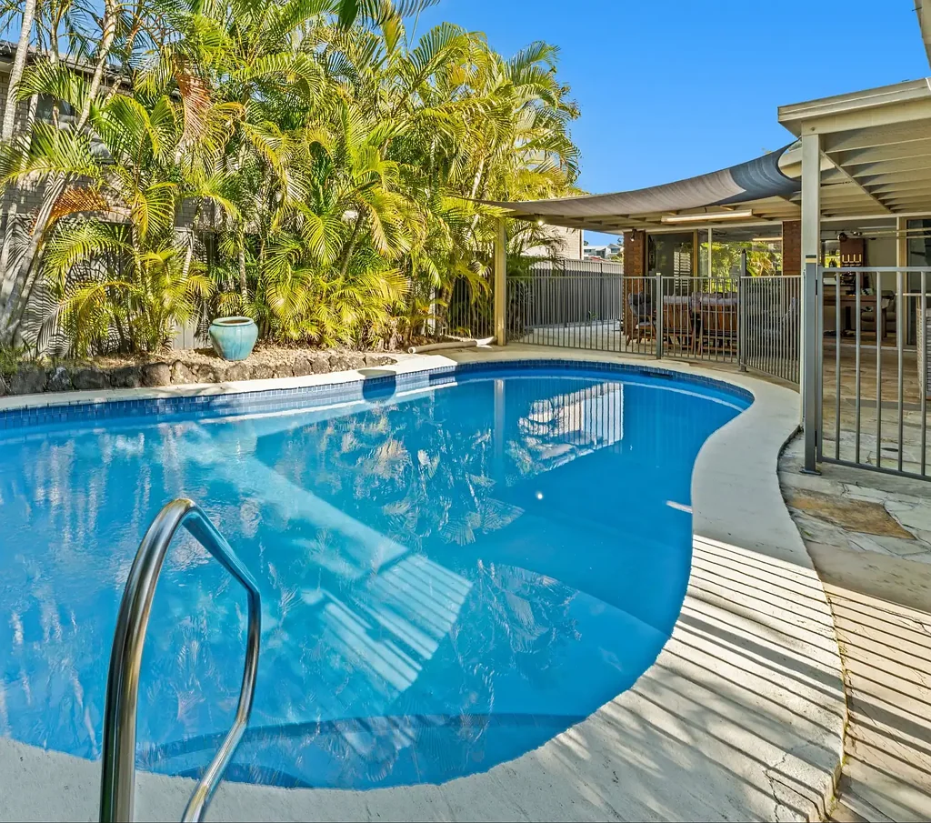 Benowa 5Kwarto The ULTIMATE Family Lifestyle in the Heart of Benowa - Owner Relocating, MUST BE SOLD!