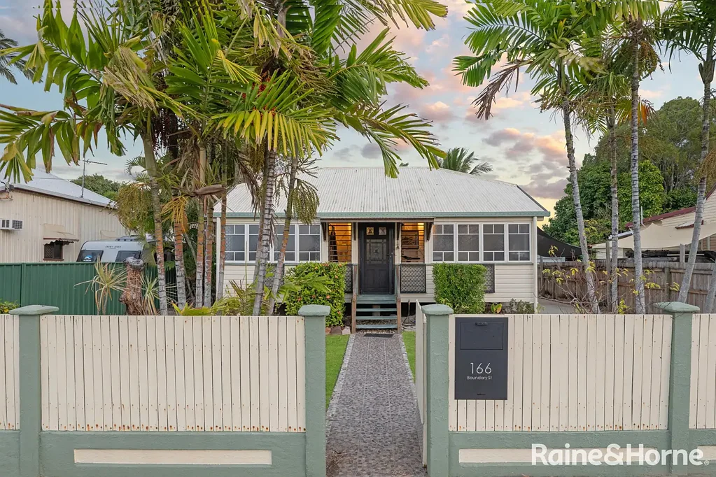 Railway Estate 3ਬੈੱਡਰੂਮ Character, Tropical Gardens & an Impressive Three-Bay Shed
