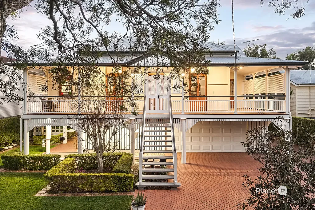 Sherwood 5房 经过 extensively 翻新的 Queenslander，占地 810 平方米，带泳池，位于备受追捧的 Sherwood Extensively Renovated Queenslander on 810sqm with Pool in Tightly Held Sherwood
