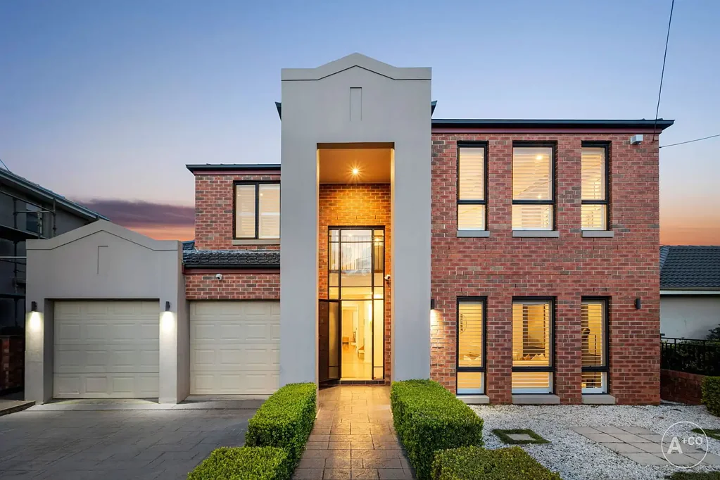 Chifley 6房 海滨瑰宝 优越地理位置 宽敞生活空间 自带granny flat 轻松海岸生活 Coastal Comfort Meets Family Functionality