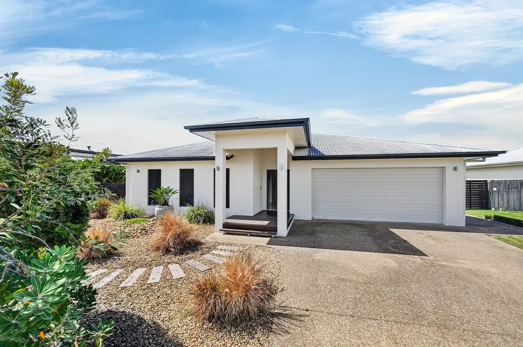 Mount Low 4 Bedroom 1056sqm, Rumpus + Media + Study + Executive Master and so much more !