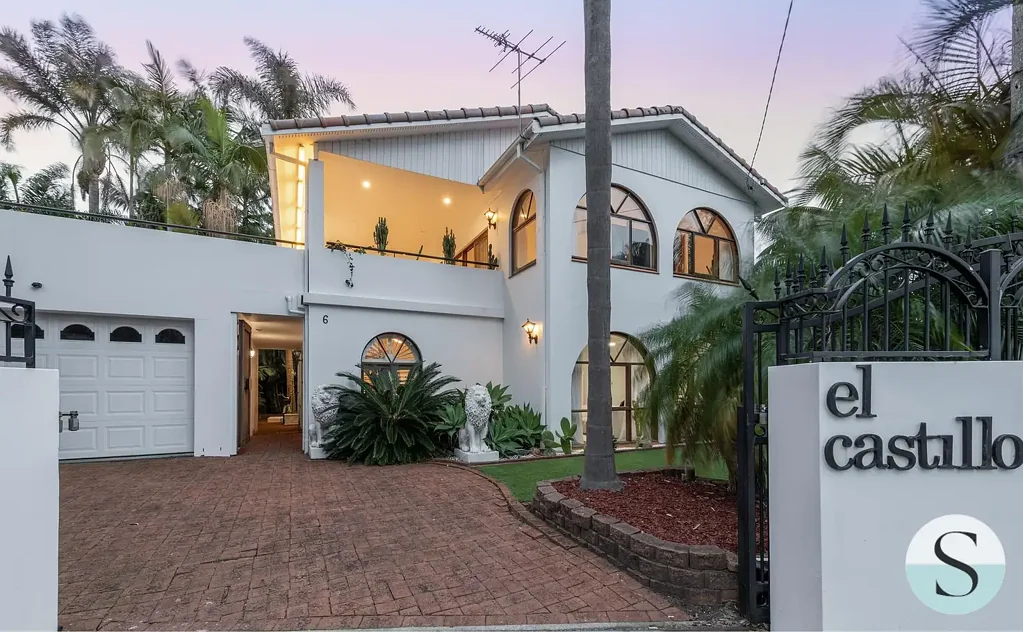 Swansea 4部屋 El Castillo, Genuine Water Views, Just 1 home off The Bay, Minutes to Sand & Surf, Mesmerising Inside & Out, Resort Look & Feel, with Studio Potential