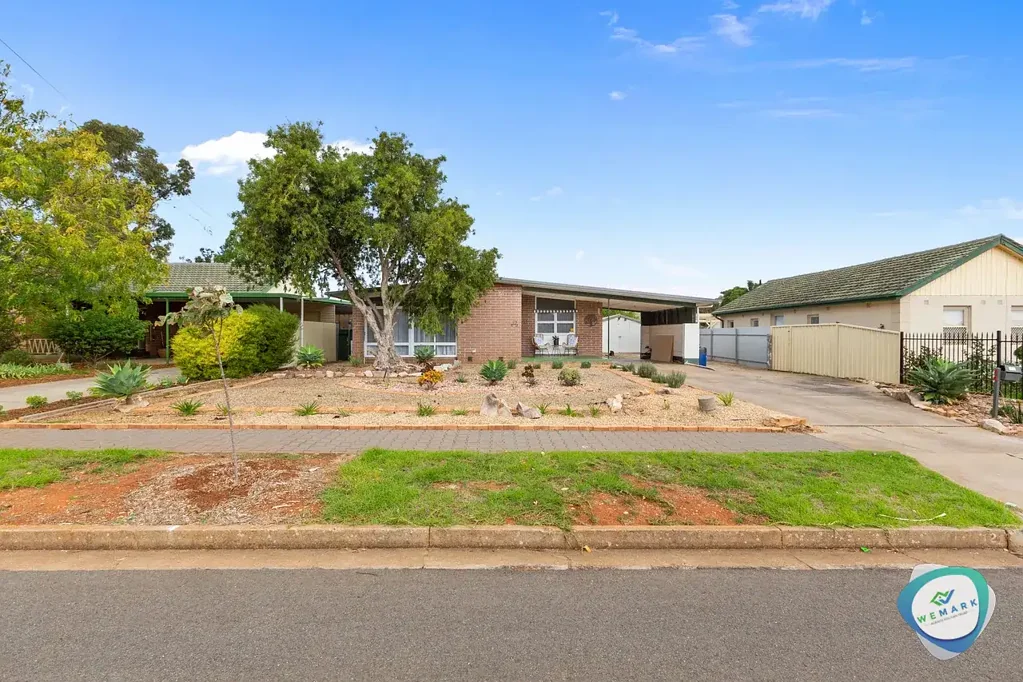 Your Cozy New Nest Awaits in Elizabeth Downs!