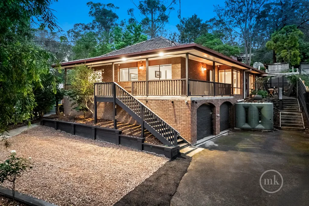 Hurstbridge 4房 绿树成荫景观 光线充足室内 宽敞起居用餐 现代厨房壁炉 四卧带内置柜 主卧现代套间 家庭浴室淋浴 中央供暖空调 双车库工作间 步行学校商圈 Welcome Home!