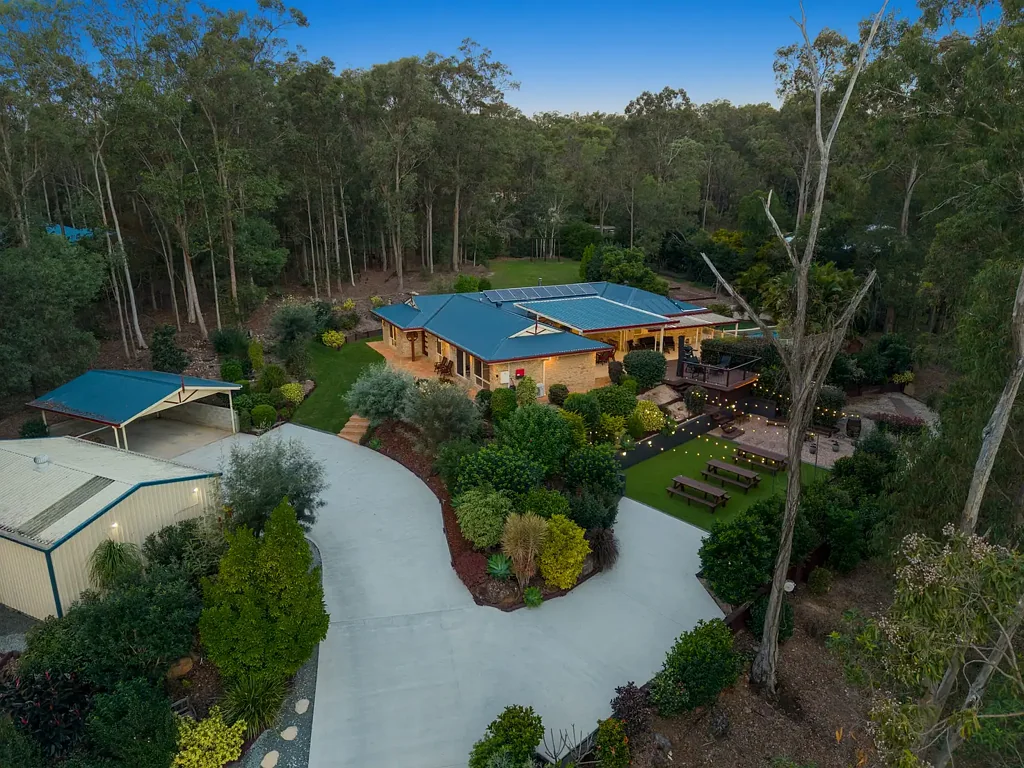 Warner 5部屋 Expansive Acreage Family Living with Exceptional Entertaining