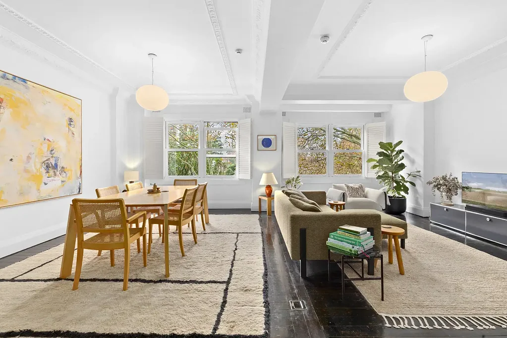 Potts Point 2房 艺术装饰建筑 精致翻新 105平米 开放式布局 定制木工 石材厨房 现场管理员 海港景观屋顶 Sophisticated Art Deco Luxury in Iconic 'Franconia'