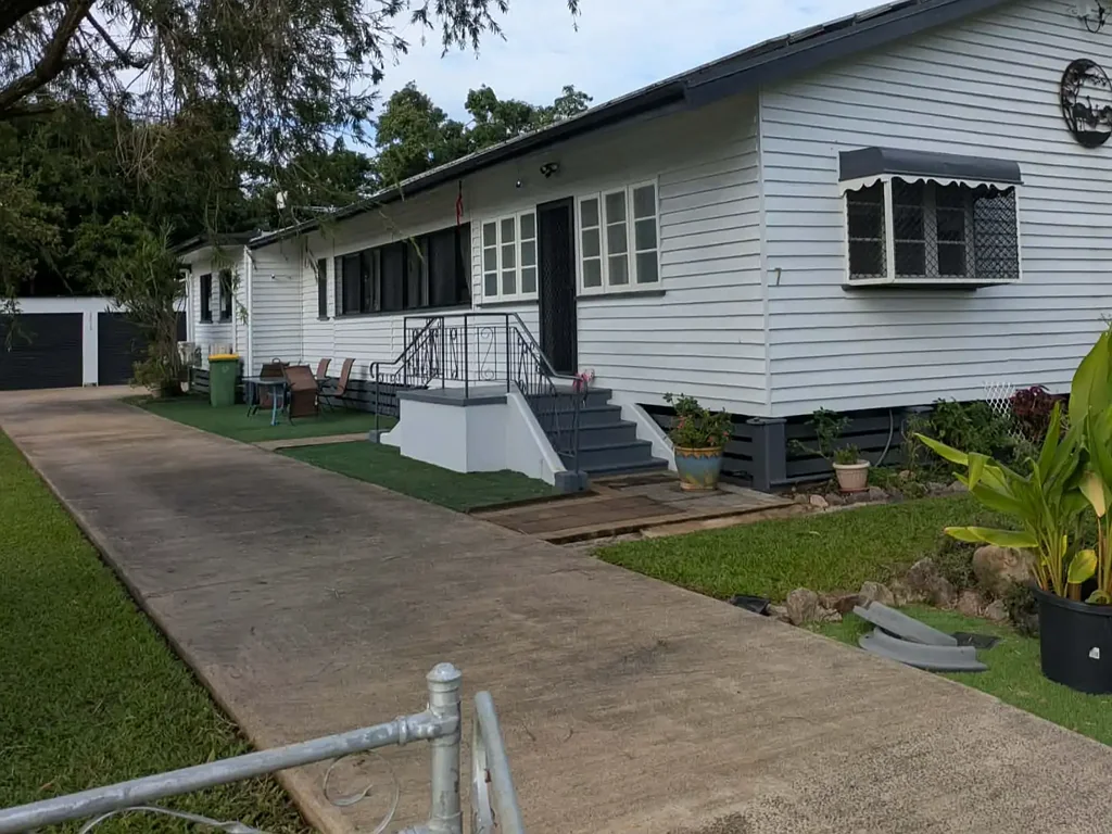 Halifax 4chambre Stunning Hamptons-Style Family Home on 1600 sqm, Nestled in Beautiful Gardens.