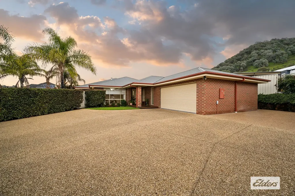 Wodonga 4Kwarto A Hidden Gem with Views, Versatility & A Luxe Poolside Lifestyle"