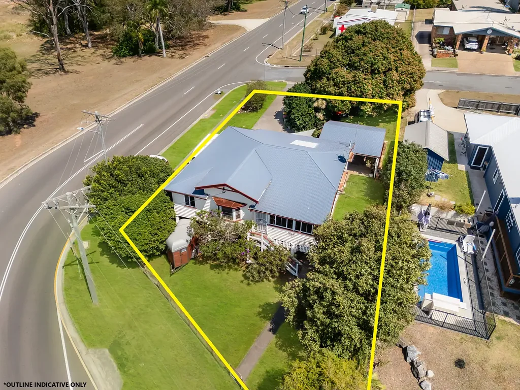 West Gladstone 3房  High-Set Corner Block Home with Endless Potential in West Gladstone