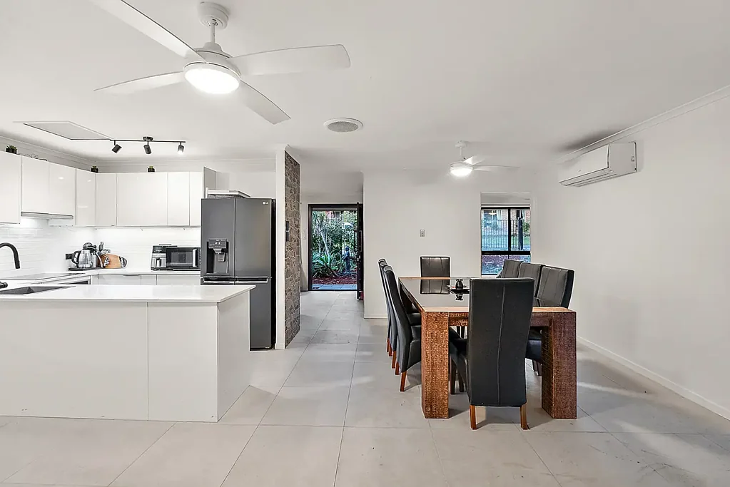 Nerang 4房  Rare Opportunity on the reserve , Huge solar and Battery system