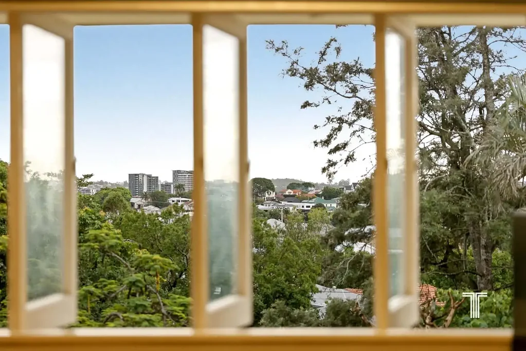 Greenslopes 3침실 Elevated Position. Endless Potential. Blue-Chip Greenslopes Opportunity