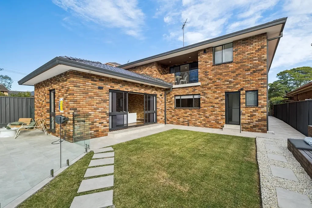 Strathfield 5Habitaciones Fully renovated full-brick residence set along a prestigious tree-lined Boulevarde