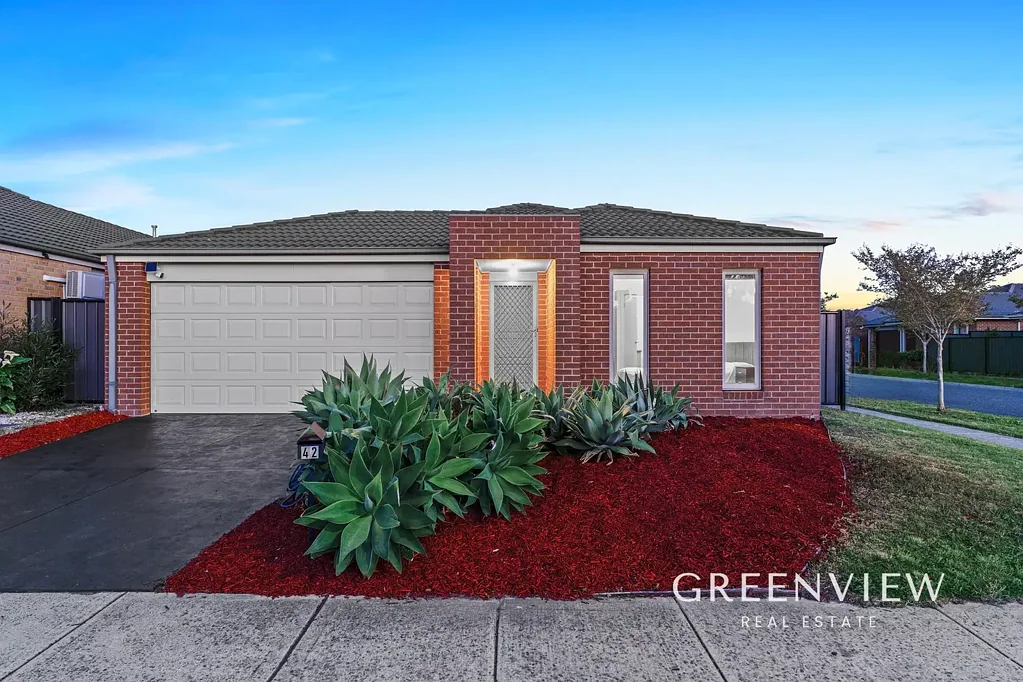 Cranbourne North 4房 388平米转角地块 主卧带套内浴室 开放式娱乐空间 现代厨房石材台面 双车库带通道 管道供暖舒适 Contemporary Family Comfort on a Sunlit Corner Block