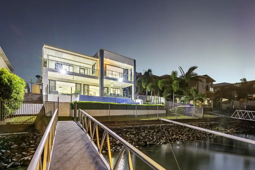 Helensvale 5部屋 Exclusive Waterfront Living in the Prestigious River Links Estate