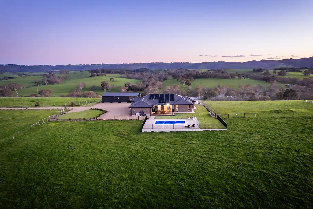Yankalilla 4房  From Poolside Luxe to Paddock Productivity - It's All Here