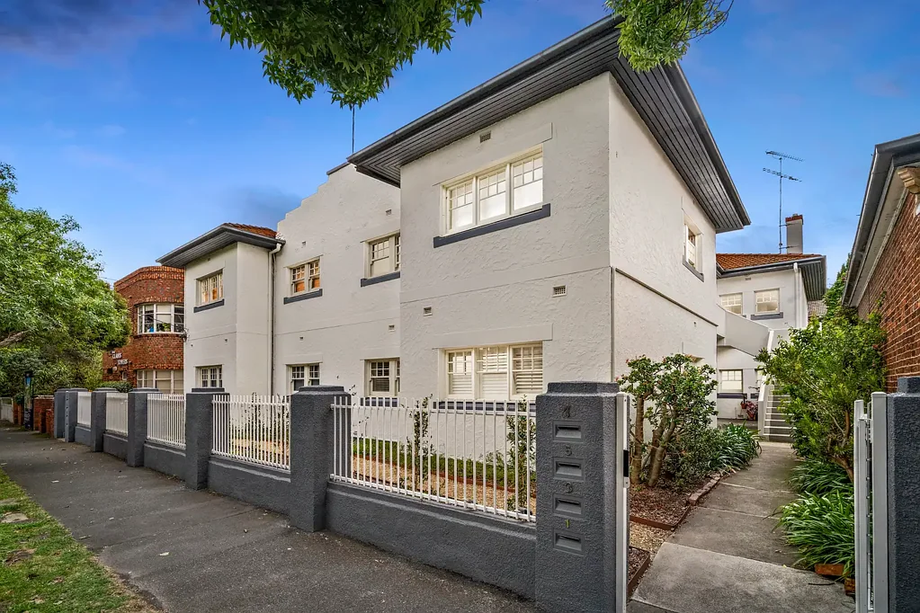 St Kilda West 2Zimmer Classic charm, smart updates, brilliant position