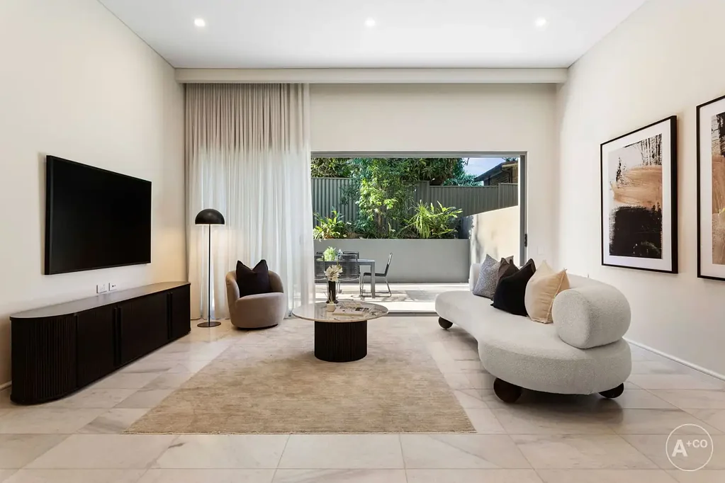 Sans Souci 3 Slaapkamer House-Like Luxury with Expansive Outdoor Living, Moments from the Water