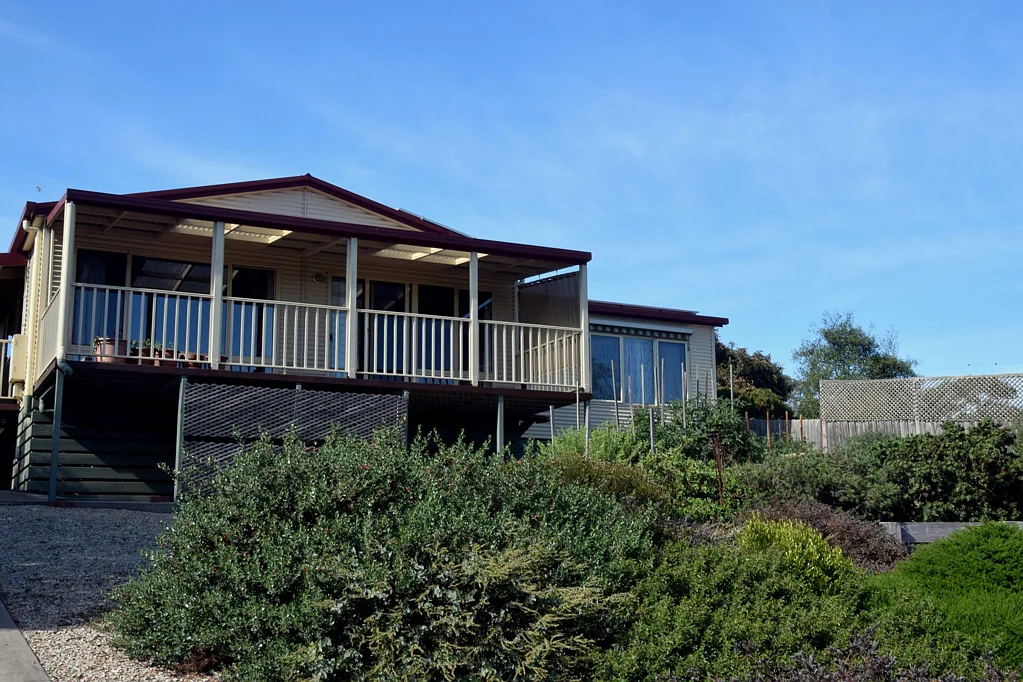 Malmsbury 3Moenga As new, energy efficient home with great view, peaceful location, close to transport and all services