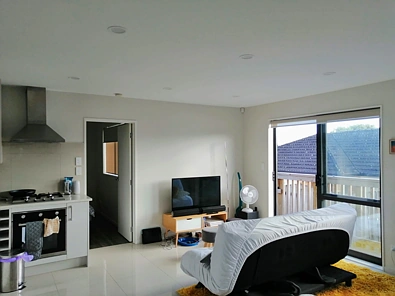 Great location in Manukau close to supermarket, school, station