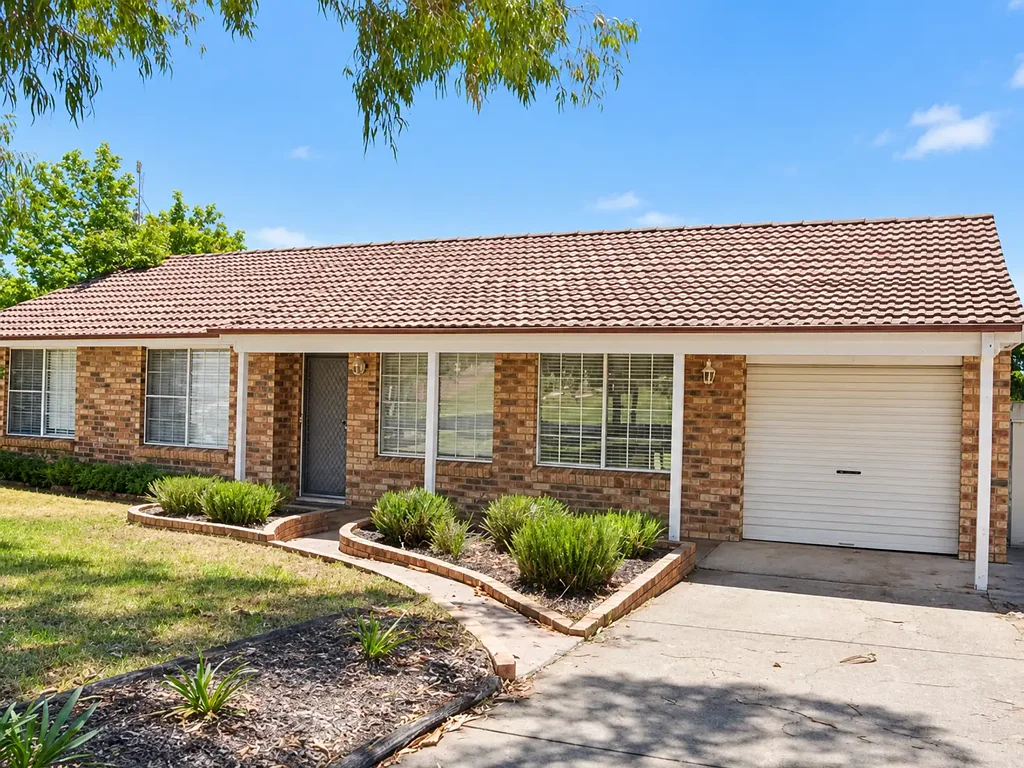 Prime Location Close to Schools & Shops!