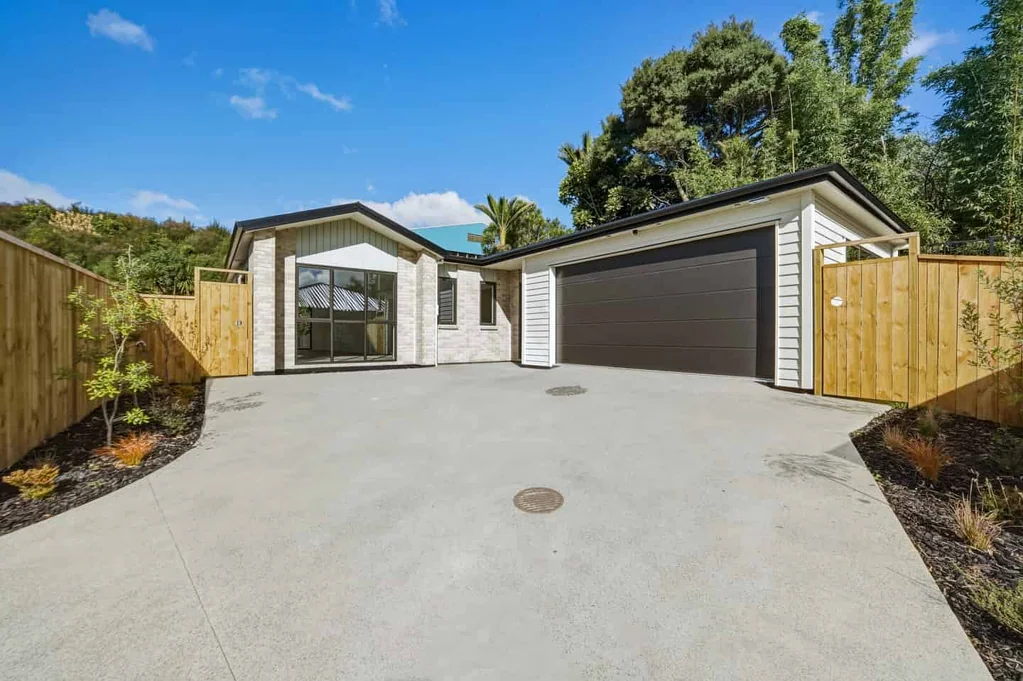 Pukekohe 4 Bedroom Brand New + Double Garage 490sqm MOL land