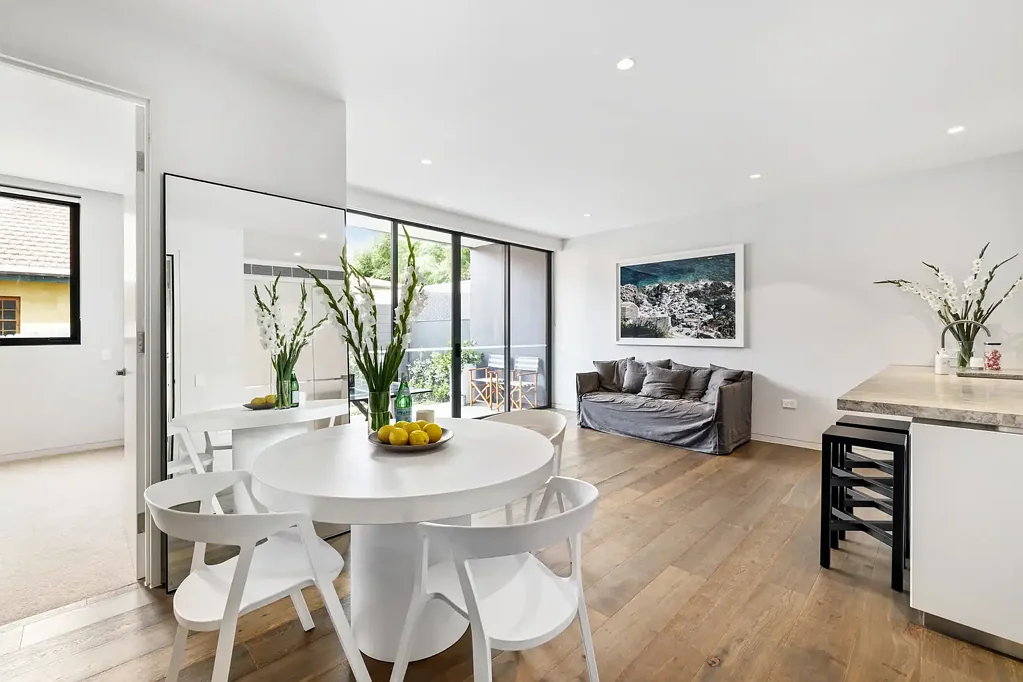 LUXURIOUS COURTYARD RESIDENCE IN ULTRA CONVENIENT LOCATION