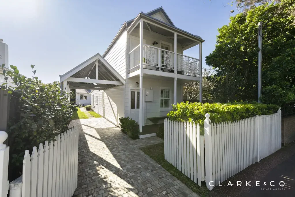 Lorn 3Kwarto REFINED COTTAGE CHARM WITH A VERSATILE REAR STUDIO!