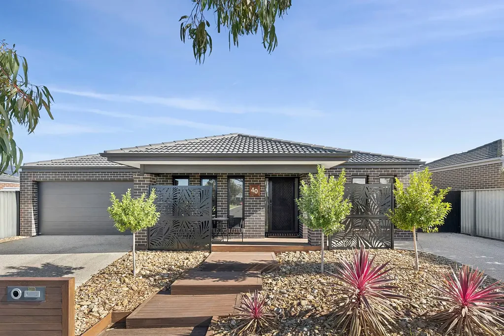 Lara 4Moenga 4 bedrooms, 3 living, 3 bathrooms PLUS a BASKETBALL court!