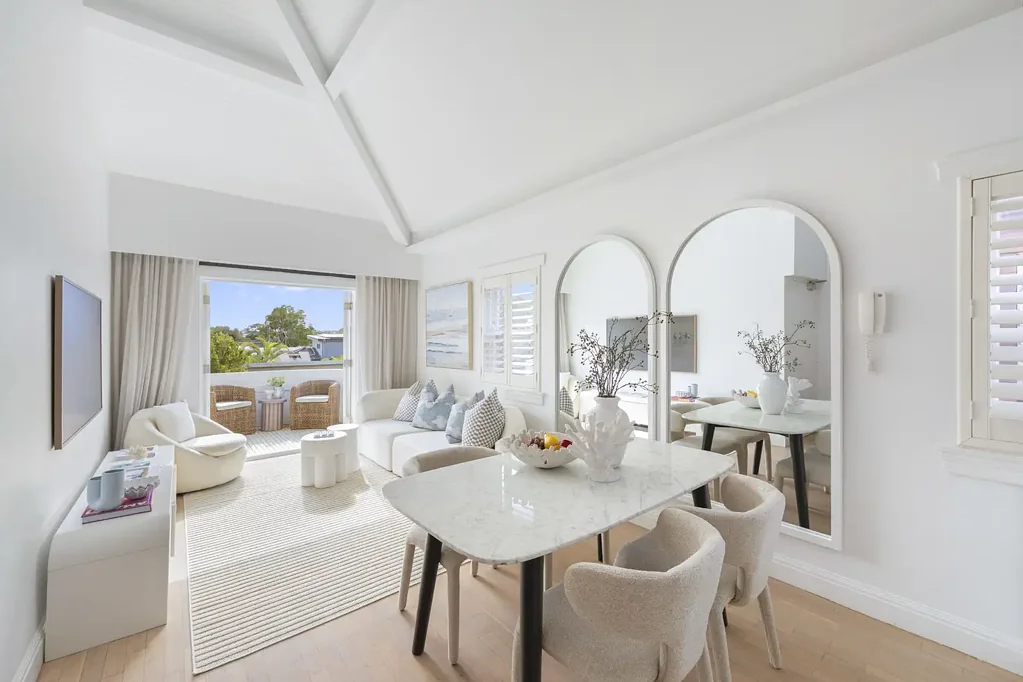 Bondi Beach 2房 位于备受追捧的 Bondi 的豪华顶层居所，带阳台 + LUG Sumptuous Top-Floor Haven with Loft-Style Second Level In Coveted Bondi Setting With Balcony + LUG