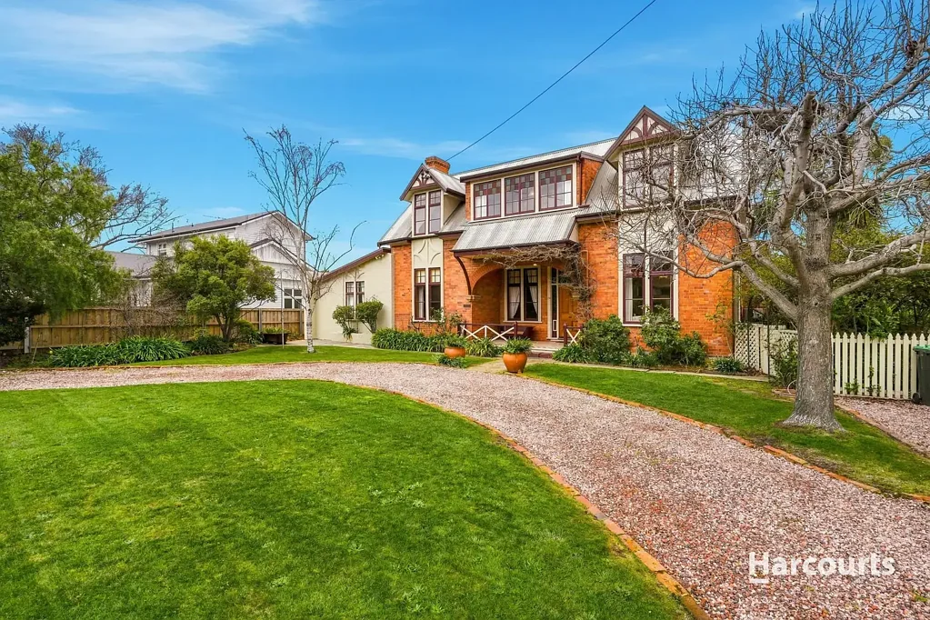 Bellerive 6ਬੈੱਡਰੂਮ Timeless 1900s Character Home Rich in History and Charm