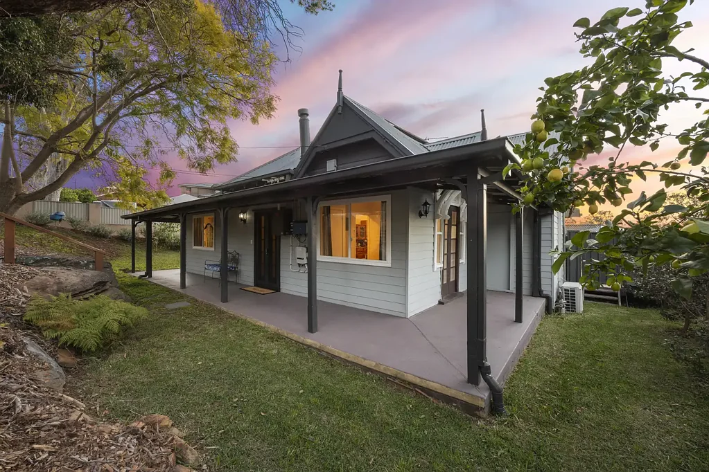 Loftus 3कमरा Charming Cottage-Style Home with Exceptional Family Appeal