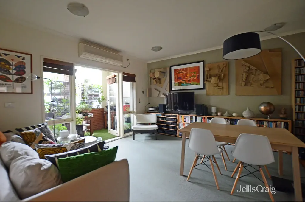 Low-Maintenance Living in a Prime Kensington Location