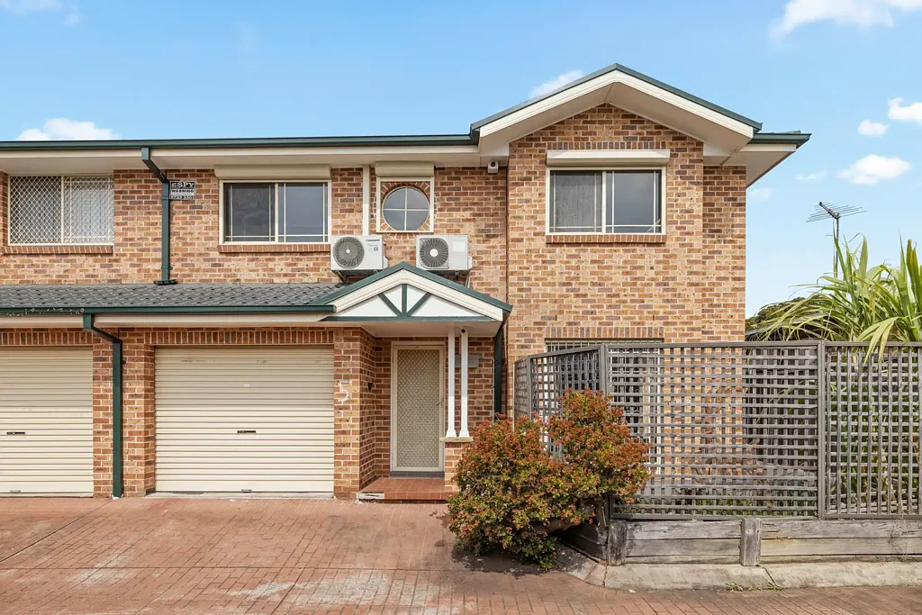 Cabramatta 3બેડરૂમ Spacious Three-Bedroom Townhouse in a Convenient Cabramatta Location
