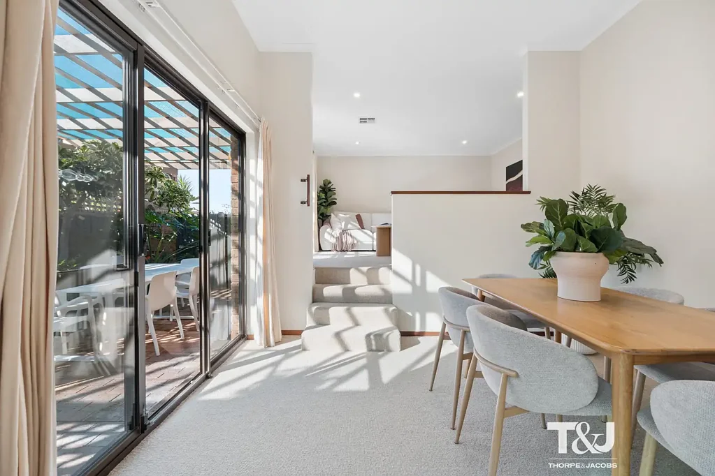 City Beach 3房  SPACIOUS HOME IN SOUGHT-AFTER LOCATION - WALK TO BEACH