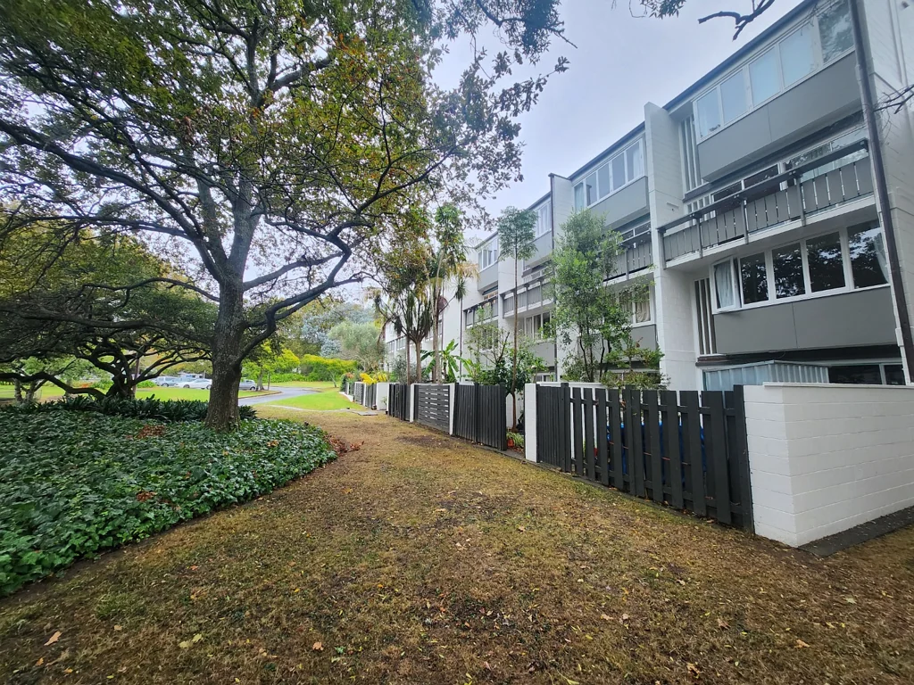 Freemans Bay - Freshly Painted 2 Bedroom Townhouse in an Established Setting