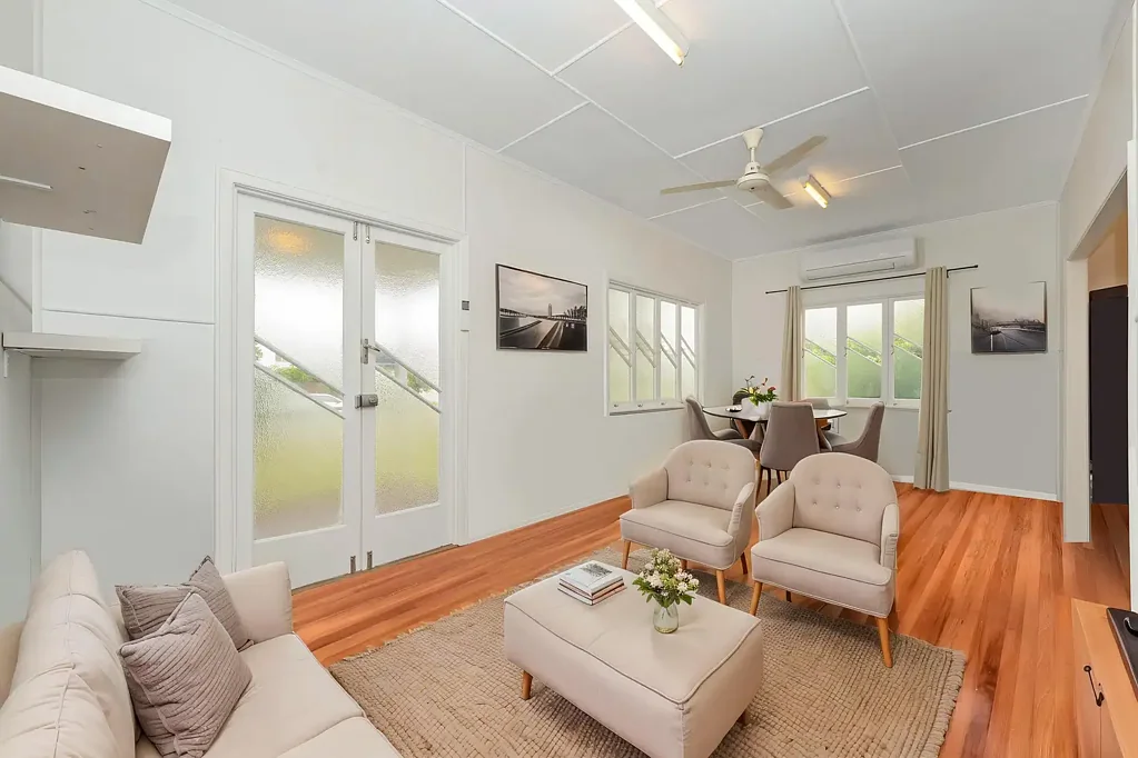 Mundingburra 3房  Post war Bungalow  with the charm of yester year and modern flair.